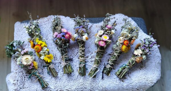 Herbal smoke cleansing bundle | lavender, mugwort smudge stick | burnable dried flower bouquet| witchy cottagecore Ritual gift